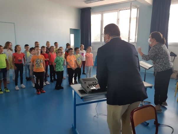 Julien JOUBERT revient chanter avec les élèves – IEN Boulogne 2